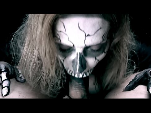 ❤️ Cô gái quỷ bú cặc bằng cái miệng đen của mình và nuốt kiêm. ️❌  Fuck video  tại khiêu dâm% vi.ttsex.ru%  ❤